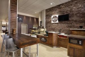 DoubleTree by Hilton Hotel Albuquerque的厨房或小厨房