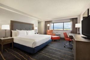 DoubleTree by Hilton Hotel Albuquerque的电视和/或娱乐中心