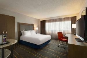 DoubleTree by Hilton Hotel Albuquerque客房内的一张或多张床位