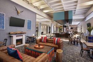アルバカーキにあるDoubleTree by Hilton Hotel Albuquerqueのソファと暖炉付きのホテルロビー