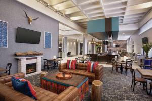 阿尔伯克基DoubleTree by Hilton Hotel Albuquerque的酒店大堂设有沙发和壁炉