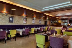 Hilton Alexandria Corniche Hotel餐厅或其他用餐的地方