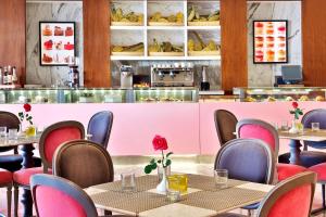 Hilton Alexandria Corniche Hotel餐厅或其他用餐的地方