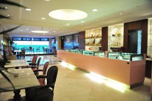Hilton Alexandria Corniche Hotel餐厅或其他用餐的地方