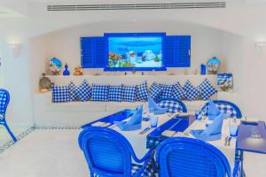 Hilton Alexandria Corniche Hotel的电视和/或娱乐中心