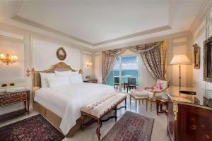 Hilton Alexandria Corniche Hotel客房内的一张或多张床位