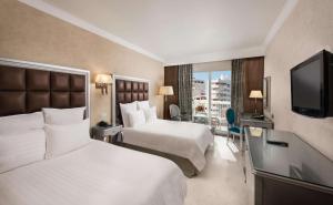 Hilton Alexandria Corniche Hotel客房内的一张或多张床位