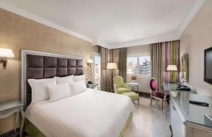 Hilton Alexandria Corniche Hotel客房内的一张或多张床位