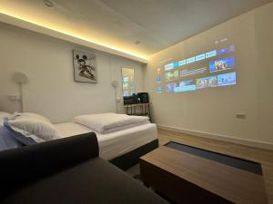 TV a/nebo společenská místnost v ubytování The White Den Sukhumvit 44