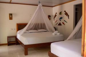 Postel nebo postele na pokoji v ubytování Isla Grande Eco-Hostal