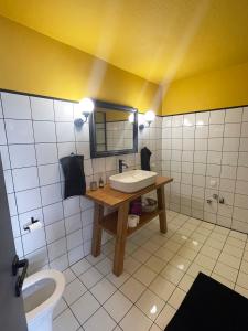 a bathroom with a sink and a toilet at Πανέμορφο design,ηλιόλουστη ισόγεια μεζονέτα in Kastoria