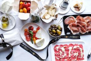 een tafel met borden met eten en hapjes bij Hilton Amsterdam in Amsterdam