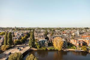 Vue générale sur Amsterdam ou vue de la ville depuis l'hôtel