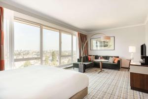 une chambre avec un lit et un salon dans l'établissement Hilton Amsterdam, à Amsterdam