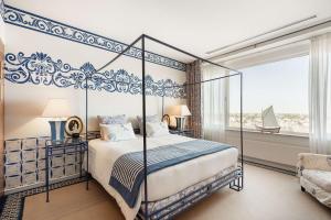 une chambre avec un lit à baldaquin et une fenêtre dans l'établissement Hilton Amsterdam, à Amsterdam