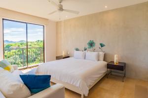 En eller flere senge i et værelse på Roble Sabana 305 Luxury Condo - Reserva Conchal