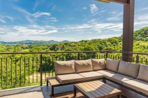 En balkon eller terrasse på Roble Sabana 305 Luxury Condo - Reserva Conchal
