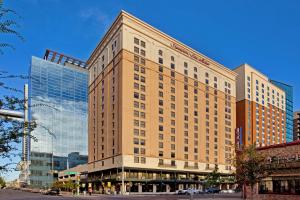 un grande edificio con molte finestre sopra di Hampton Inn & Suites Austin-Downtown/Convention Center ad Austin