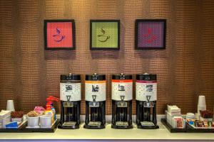 Příslušenství pro přípravu čaje a kávy v ubytování Hampton Inn & Suites Austin - Downtown