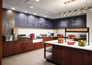 Kuchyň nebo kuchyňský kout v ubytování Hampton Inn & Suites Austin - Downtown