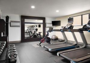 Fitness centrum a/nebo fitness zařízení v ubytování Hampton Inn & Suites Austin - Downtown