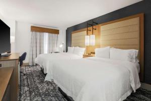Postel nebo postele na pokoji v ubytování Hampton Inn & Suites Austin - Downtown