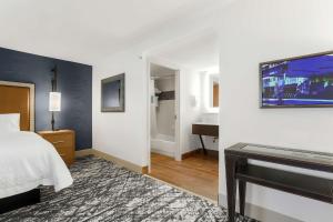 Postel nebo postele na pokoji v ubytování Hampton Inn & Suites Austin - Downtown