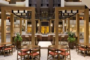 un restaurante con mesas y un bar en Embassy Suites by Hilton Austin Downtown South Congress, en Austin