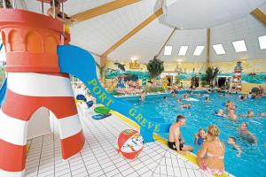 a group of people in a pool at a water park at De Vlinder in Brouwershaven