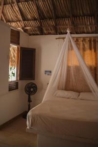 Postel nebo postele na pokoji v ubytování Isla Grande Eco-Hostal
