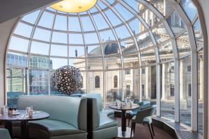 um restaurante com um grande tecto abobadado de vidro em Hilton Berlin em Berlim