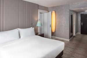 Postel nebo postele na pokoji v ubytování Hilton Berlin