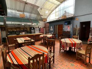 un restaurante con mesas y sillas y aasteryasteryasteryasteryasteryasteryasteryasteryasteryastery en Greenhouse Bolivia, en La Paz