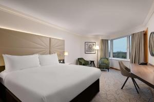 Säng eller sängar i ett rum på Hilton Birmingham Metropole Hotel