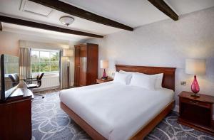 Hilton Puckrup Hall Hotel & Golf Club, Tewkesbury客房内的一张或多张床位