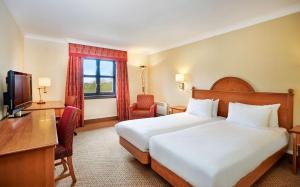 Hilton Puckrup Hall Hotel & Golf Club, Tewkesbury的电视和/或娱乐中心
