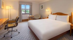 Hilton Puckrup Hall Hotel & Golf Club, Tewkesbury客房内的一张或多张床位