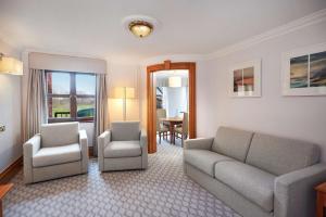 Hilton Puckrup Hall Hotel & Golf Club, Tewkesbury的休息区
