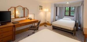 Hilton Puckrup Hall Hotel & Golf Club, Tewkesbury客房内的一张或多张床位