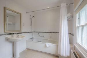 Hilton Puckrup Hall Hotel & Golf Club, Tewkesbury的一间浴室