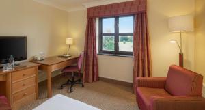 Hilton Puckrup Hall Hotel & Golf Club, Tewkesbury的电视和/或娱乐中心