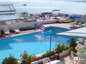 an overhead view of a swimming pool and the ocean at Hotel Thisvi in Stalís