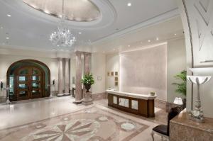 a large lobby with a table and a chandelier at Hilton Mumbai International Airport Hotel in Mumbai