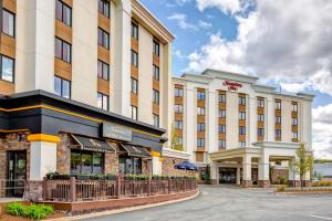 uma vista exterior de um hotel em Hampton Inn Boston-Norwood em Norwood