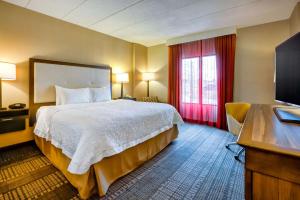 una camera d'albergo con un letto e una televisione di Hampton Inn Boston-Norwood a Norwood Altre 48 foto