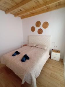 um quarto com uma cama com dois chapéus em Babo Lanzarote em Playa Blanca