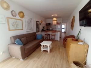 uma sala de estar com um sofá e uma mesa em Babo Lanzarote em Playa Blanca