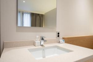 W łazience znajduje się biała umywalka i lustro. w obiekcie Hotel 23 w mieście Ulsan
