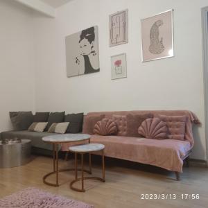 uma sala de estar com um sofá e uma mesa em Appartement quai de Joliette/ mucem/major em Marselha