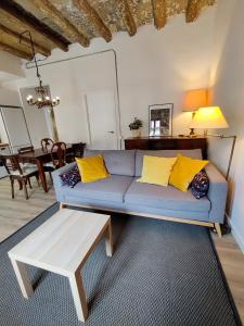 sala de estar con sofá azul y mesa en Sereno rincón de montaña, en Sant Corneli de Cercs 